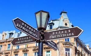 Адресні таблички, що повертають місту ім’я: історія про турботу, орієнтири й повагу