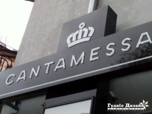 Выбор вывесок для витрин магазина