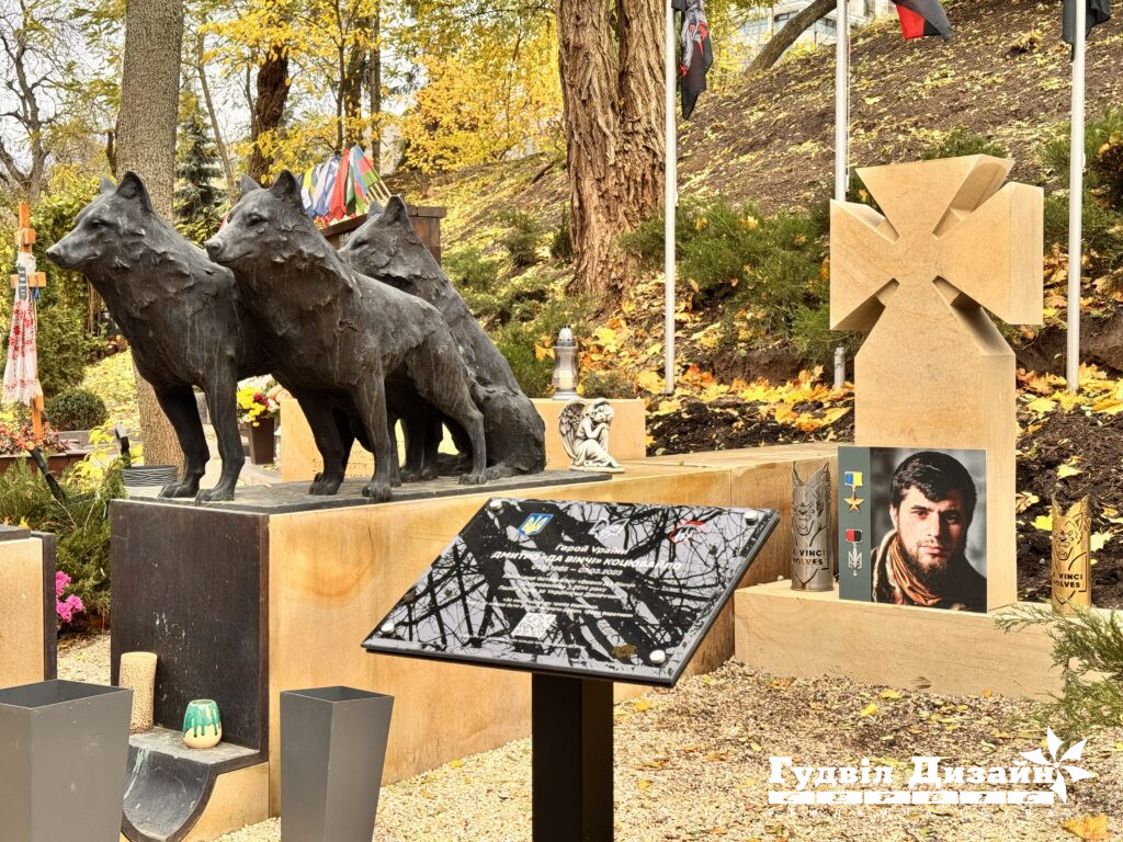 Зона меморіалу біля Аскольдової могили з кам’яним хрестом, портретом та пам’ятною дошкою.