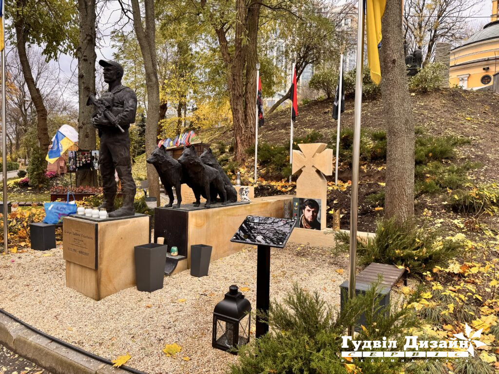 Меморіальний комплекс біля Аскольдової могили у Києві з пам’ятником, хрестом та встановленою інформаційною дошкою.